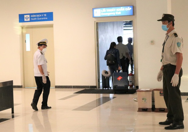 Đón chuyến bay về từ Hàn Quốc, Cần Thơ cách ly 9 người ngay tại sân bay - Ảnh 10.