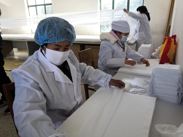 Tình nguyện viên Trung Quốc đồng lòng sản xuất khẩu trang, hỗ trợ chống dịch bệnh corona: Trong cơn bĩ cực mới thấy tấm lòng - Ảnh 2.