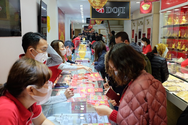 DOJI giảm giá bán vàng ngày Thần Tài 200.000 đồng/lượng, không tính tiền công chế tác - Ảnh 2. DOJI giảm giá bán vàng ngày Thần Tài 200.000 đồng/lượng, không tính tiền công chế tác - Ảnh 2.