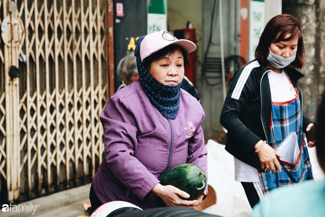 Sống đẹp như người Hà Nội: Dù đang căng thẳng dịch Corona nhưng vẫn đeo khẩu trang đi giải cứu dưa hấu của nông dân vì dịch bệnh mà không được xuất khẩu - Ảnh 12.