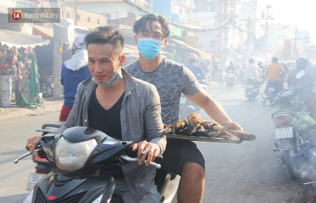 2.000 con cá lóc nướng bán sạch trong một buổi sáng, nhiều gia đình ở Sài Gòn kiếm tiền khủng trong ngày vía Thần tài - Ảnh 13.