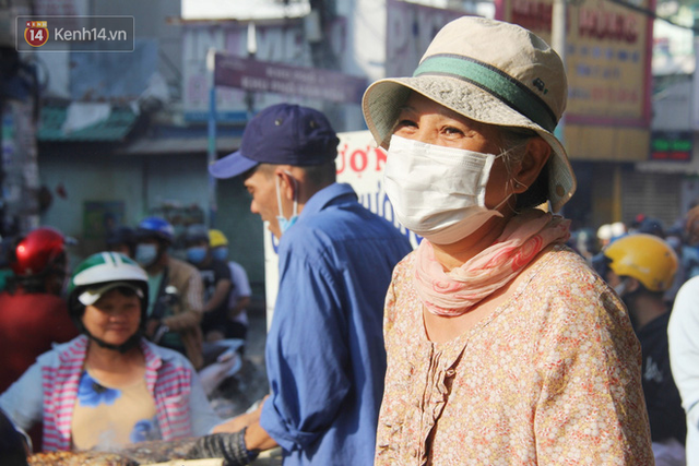 2.000 con cá lóc nướng bán sạch trong một buổi sáng, nhiều gia đình ở Sài Gòn kiếm tiền khủng trong ngày vía Thần tài - Ảnh 14.