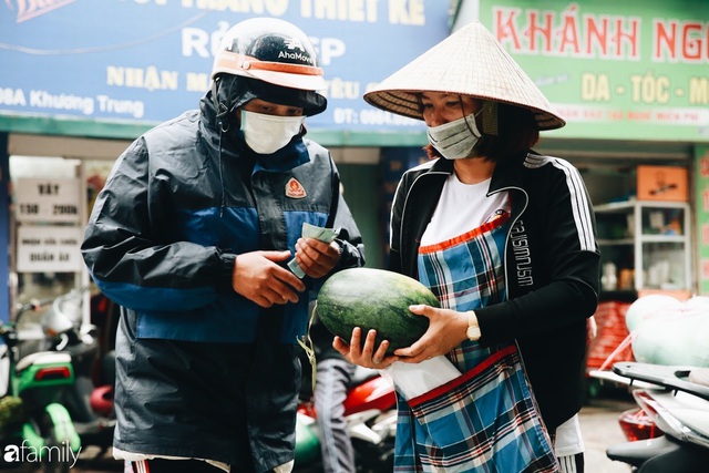 Sống đẹp như người Hà Nội: Dù đang căng thẳng dịch Corona nhưng vẫn đeo khẩu trang đi giải cứu dưa hấu của nông dân vì dịch bệnh mà không được xuất khẩu - Ảnh 14.