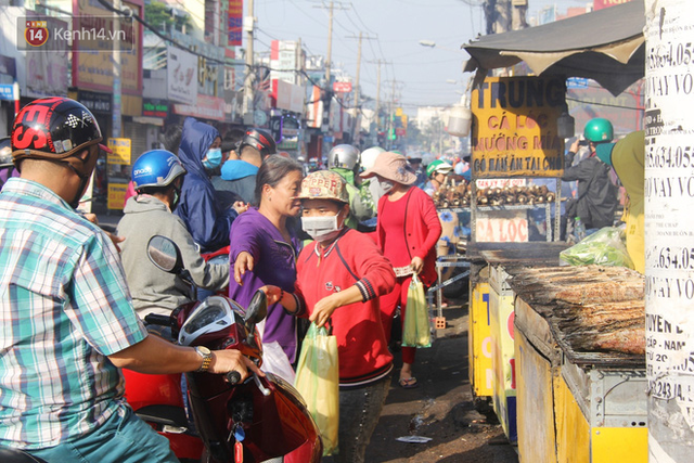 2.000 con cá lóc nướng bán sạch trong một buổi sáng, nhiều gia đình ở Sài Gòn kiếm tiền khủng trong ngày vía Thần tài - Ảnh 15.