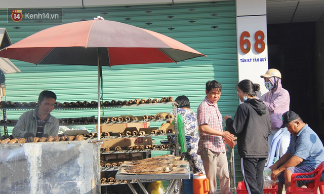 2.000 con cá lóc nướng bán sạch trong một buổi sáng, nhiều gia đình ở Sài Gòn kiếm tiền khủng trong ngày vía Thần tài - Ảnh 16.