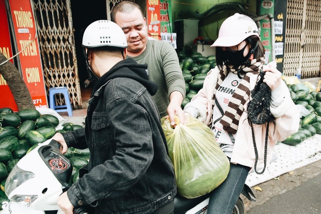 Sống đẹp như người Hà Nội: Dù đang căng thẳng dịch Corona nhưng vẫn đeo khẩu trang đi giải cứu dưa hấu của nông dân vì dịch bệnh mà không được xuất khẩu - Ảnh 18.