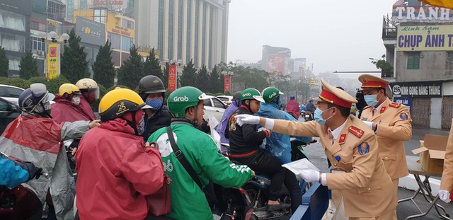  [Ảnh] Người đi đường Hà Nội bất ngờ khi nhận được khẩu trang miễn phí từ CSGT - Ảnh 3.