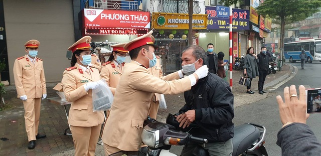  [Ảnh] Người đi đường Hà Nội bất ngờ khi nhận được khẩu trang miễn phí từ CSGT - Ảnh 4.