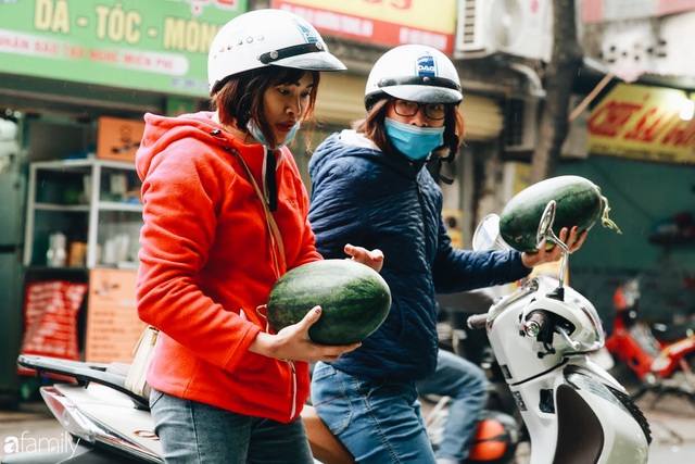 Sống đẹp như người Hà Nội: Dù đang căng thẳng dịch Corona nhưng vẫn đeo khẩu trang đi giải cứu dưa hấu của nông dân vì dịch bệnh mà không được xuất khẩu - Ảnh 4.