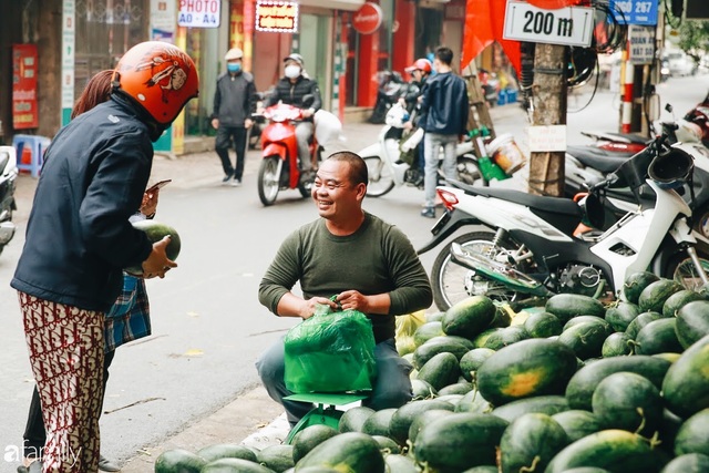 Sống đẹp như người Hà Nội: Dù đang căng thẳng dịch Corona nhưng vẫn đeo khẩu trang đi giải cứu dưa hấu của nông dân vì dịch bệnh mà không được xuất khẩu - Ảnh 5.