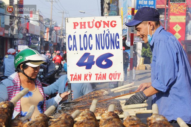 2.000 con cá lóc nướng bán sạch trong một buổi sáng, nhiều gia đình ở Sài Gòn kiếm tiền khủng trong ngày vía Thần tài - Ảnh 6.