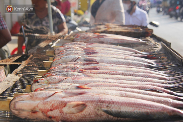 2.000 con cá lóc nướng bán sạch trong một buổi sáng, nhiều gia đình ở Sài Gòn kiếm tiền khủng trong ngày vía Thần tài - Ảnh 9.