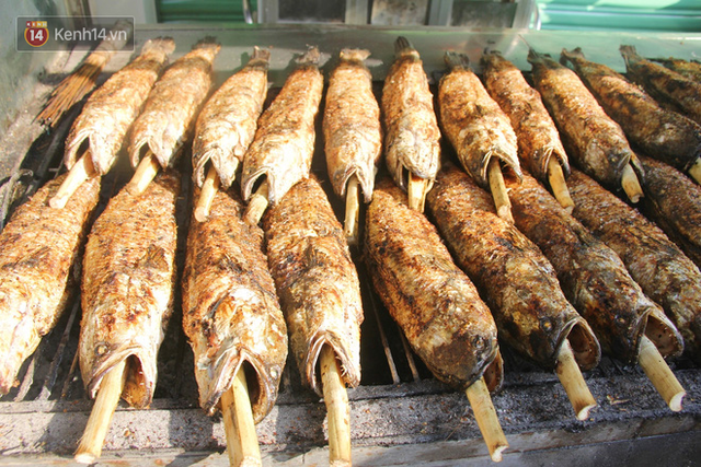 2.000 con cá lóc nướng bán sạch trong một buổi sáng, nhiều gia đình ở Sài Gòn kiếm tiền khủng trong ngày vía Thần tài - Ảnh 10.