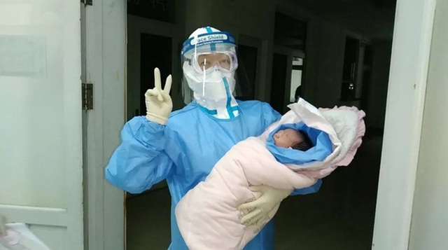 Trung Quốc xác nhận có trẻ sơ sinh 2 tháng tuổi bị nhiễm virus corona - Ảnh 1.