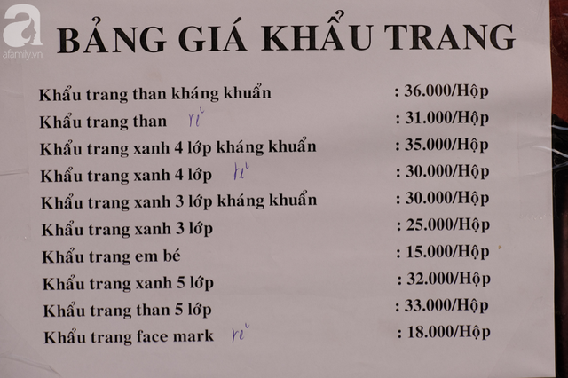 TP.HCM: Sợ nhiễm virus corona, hàng trăm người dân xếp hàng rồng rắn mua khẩu trang nhưng thất vọng vì hết sạch - Ảnh 12.