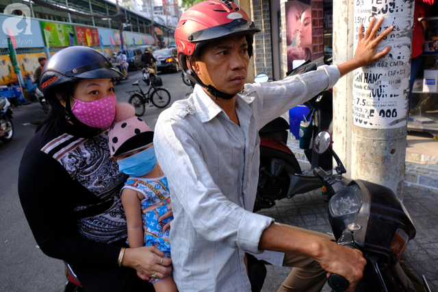 TP.HCM: Sợ nhiễm virus corona, hàng trăm người dân xếp hàng rồng rắn mua khẩu trang nhưng thất vọng vì hết sạch - Ảnh 13.