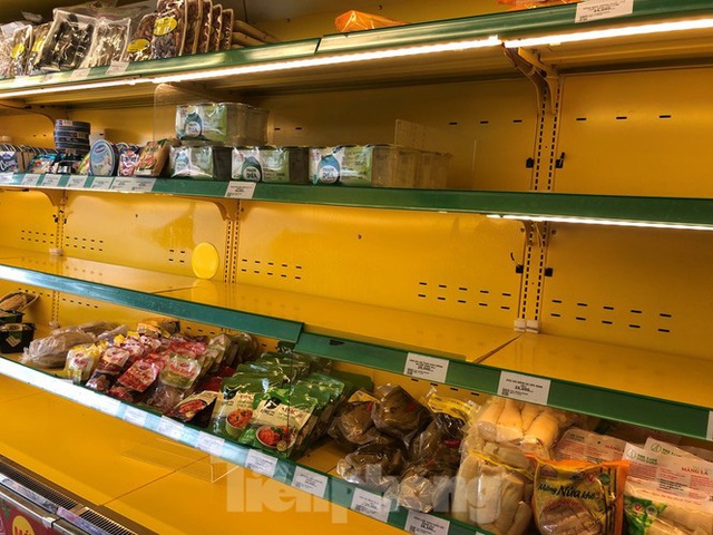 Trữ thức ăn trước dịch corona, nhiều siêu thị hết veo thực phẩm - Ảnh 17.