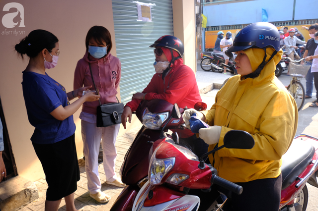 TP.HCM: Sợ nhiễm virus corona, hàng trăm người dân xếp hàng rồng rắn mua khẩu trang nhưng thất vọng vì hết sạch - Ảnh 3.