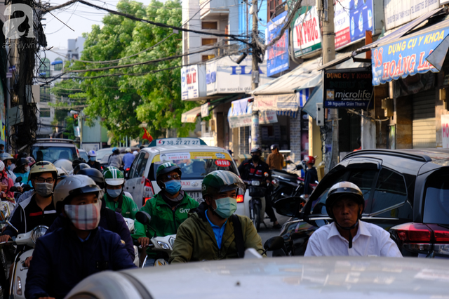 TP.HCM: Sợ nhiễm virus corona, hàng trăm người dân xếp hàng rồng rắn mua khẩu trang nhưng thất vọng vì hết sạch - Ảnh 5.