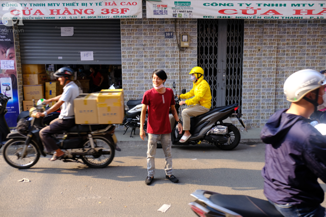 TP.HCM: Sợ nhiễm virus corona, hàng trăm người dân xếp hàng rồng rắn mua khẩu trang nhưng thất vọng vì hết sạch - Ảnh 8.