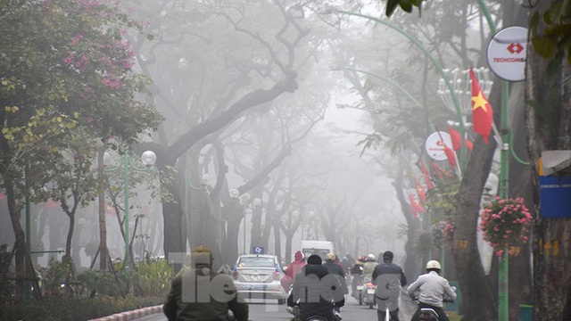 Sương mù dày đặc bao trùm Thủ đô Hà Nội - Ảnh 2.