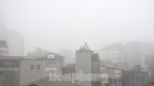 Sương mù dày đặc bao trùm Thủ đô Hà Nội - Ảnh 15.