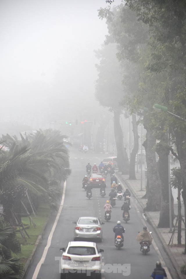 Sương mù dày đặc bao trùm Thủ đô Hà Nội - Ảnh 4.