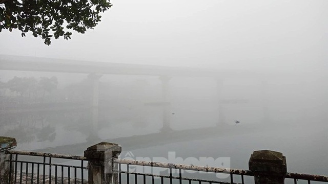 Sương mù dày đặc bao trùm Thủ đô Hà Nội - Ảnh 5.