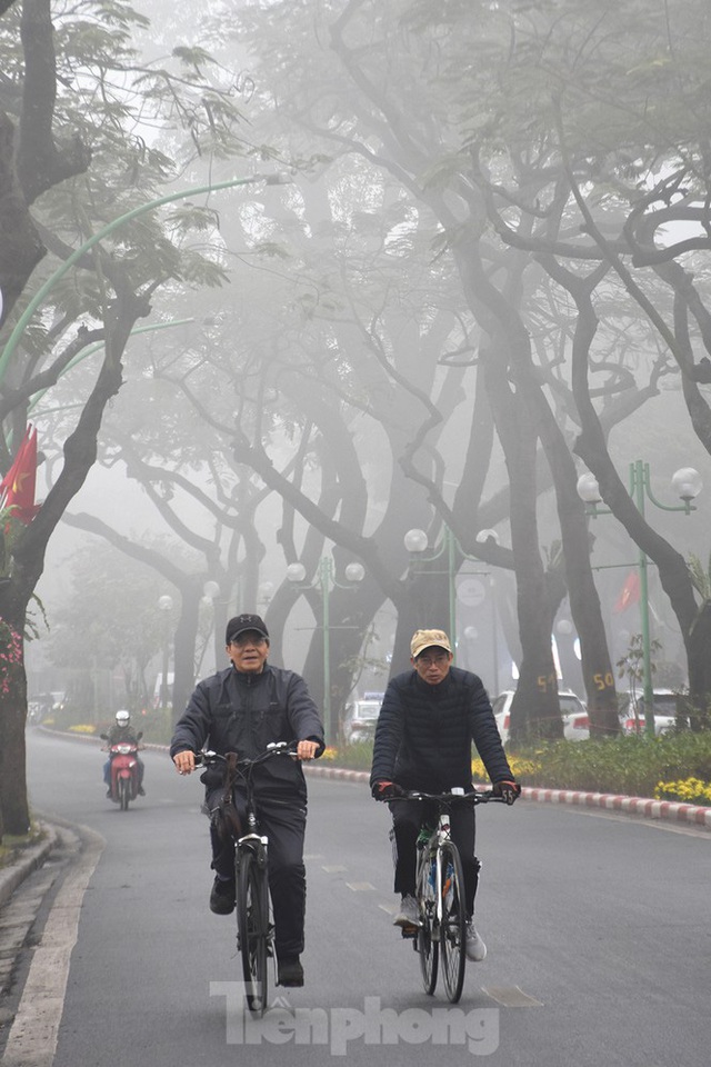 Sương mù dày đặc bao trùm Thủ đô Hà Nội - Ảnh 8.