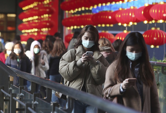Loạt ảnh cho thấy dịch viêm phổi Vũ Hán làm thay đổi sinh hoạt của người dân khắp thế giới: Đường phố vắng hoe, người mặc đồ bảo hộ khắp nơi - Ảnh 16.