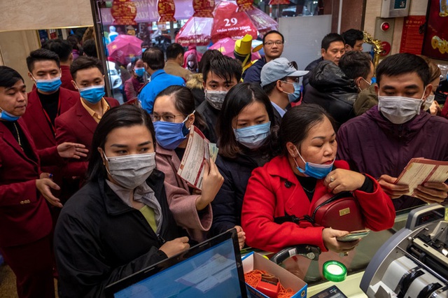 Loạt ảnh cho thấy dịch viêm phổi Vũ Hán làm thay đổi sinh hoạt của người dân khắp thế giới: Đường phố vắng hoe, người mặc đồ bảo hộ khắp nơi - Ảnh 18.