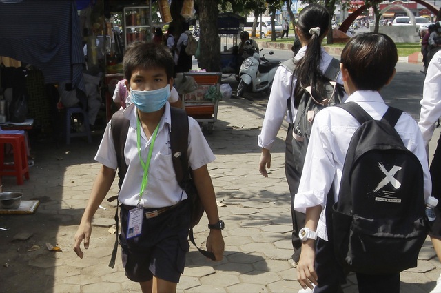 Loạt ảnh cho thấy dịch viêm phổi Vũ Hán làm thay đổi sinh hoạt của người dân khắp thế giới: Đường phố vắng hoe, người mặc đồ bảo hộ khắp nơi - Ảnh 20.