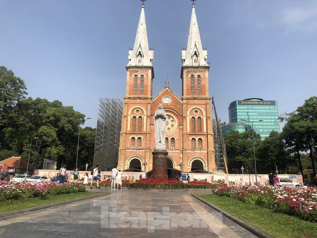 Sợ corona, nhiều điểm tham quan ở Sài Gòn ‘vắng như chùa bà đanh’ - Ảnh 3.