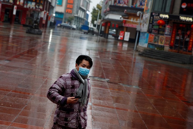 Loạt ảnh cho thấy dịch viêm phổi Vũ Hán làm thay đổi sinh hoạt của người dân khắp thế giới: Đường phố vắng hoe, người mặc đồ bảo hộ khắp nơi - Ảnh 3.