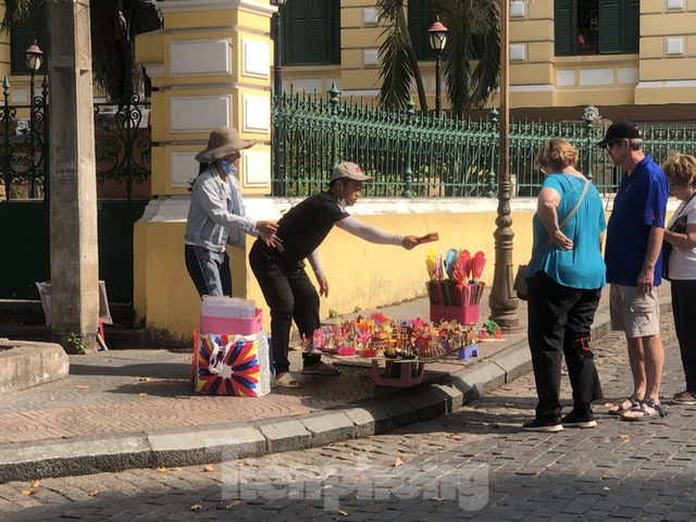 Sợ corona, nhiều điểm tham quan ở Sài Gòn ‘vắng như chùa bà đanh’ - Ảnh 5.