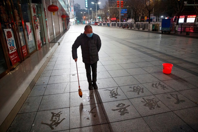Loạt ảnh cho thấy dịch viêm phổi Vũ Hán làm thay đổi sinh hoạt của người dân khắp thế giới: Đường phố vắng hoe, người mặc đồ bảo hộ khắp nơi - Ảnh 10.