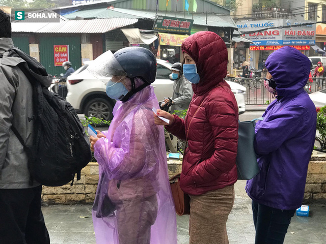  Người dân bỏ làm, đội mưa lạnh đứng đợi nhận khẩu trang miễn phí tại chợ thuốc lớn nhất Hà Nội - Ảnh 1.
