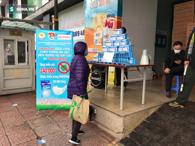  Người dân bỏ làm, đội mưa lạnh đứng đợi nhận khẩu trang miễn phí tại chợ thuốc lớn nhất Hà Nội - Ảnh 12.