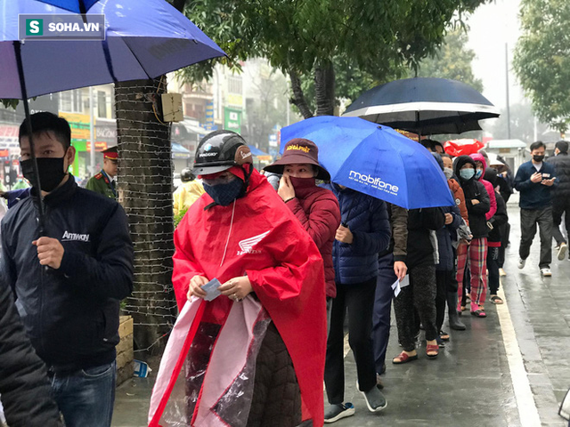  Người dân bỏ làm, đội mưa lạnh đứng đợi nhận khẩu trang miễn phí tại chợ thuốc lớn nhất Hà Nội - Ảnh 3.