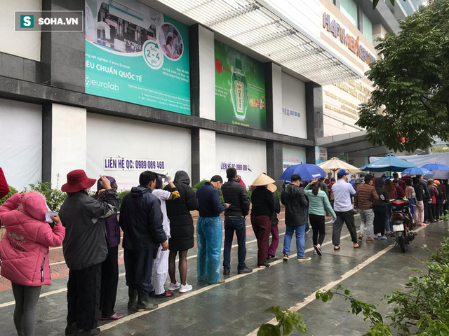  Người dân bỏ làm, đội mưa lạnh đứng đợi nhận khẩu trang miễn phí tại chợ thuốc lớn nhất Hà Nội - Ảnh 4.