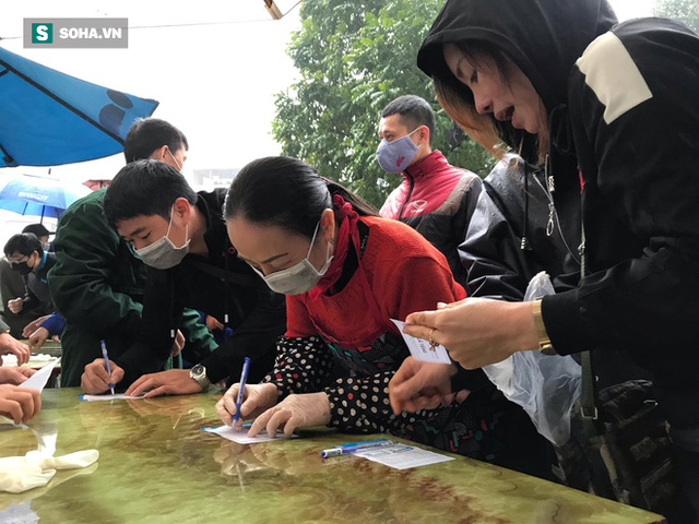  Người dân bỏ làm, đội mưa lạnh đứng đợi nhận khẩu trang miễn phí tại chợ thuốc lớn nhất Hà Nội - Ảnh 5.