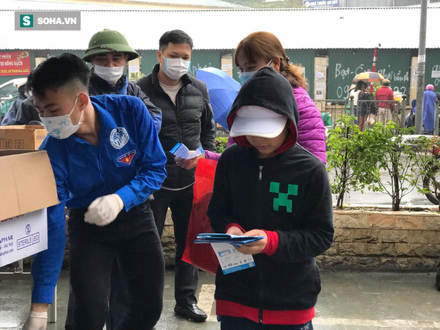  Người dân bỏ làm, đội mưa lạnh đứng đợi nhận khẩu trang miễn phí tại chợ thuốc lớn nhất Hà Nội - Ảnh 6.