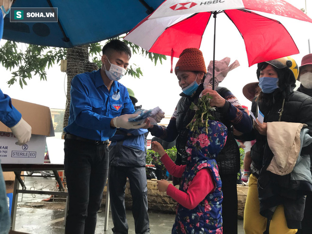  Người dân bỏ làm, đội mưa lạnh đứng đợi nhận khẩu trang miễn phí tại chợ thuốc lớn nhất Hà Nội - Ảnh 8.