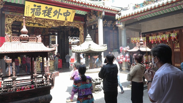 Khách đi chùa ngày Rằm tháng Giêng ở TP Hồ Chí Minh được khuyến cáo đeo khẩu trang, xịt khuẩn - Ảnh 1.