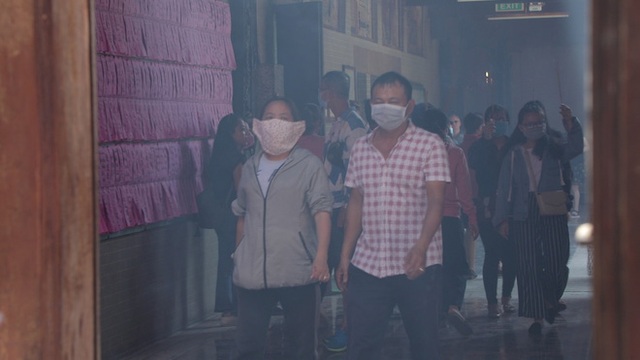 Khách đi chùa ngày Rằm tháng Giêng ở TP Hồ Chí Minh được khuyến cáo đeo khẩu trang, xịt khuẩn - Ảnh 2.