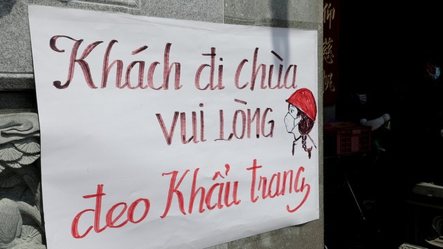 Khách đi chùa ngày Rằm tháng Giêng ở TP Hồ Chí Minh được khuyến cáo đeo khẩu trang, xịt khuẩn - Ảnh 3.
