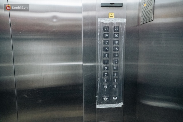 Hà Nội: Bọc nylon nút bấm, yêu cầu cư dân không nói chuyện hay nghe điện thoại trong thang máy để phòng dịch virus Corona - Ảnh 3.