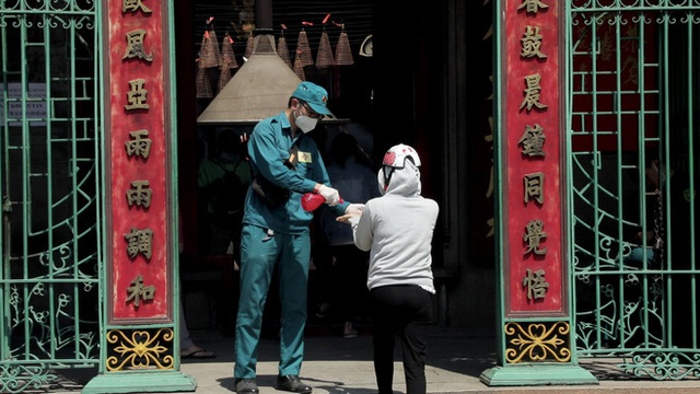 Khách đi chùa ngày Rằm tháng Giêng ở TP Hồ Chí Minh được khuyến cáo đeo khẩu trang, xịt khuẩn - Ảnh 4.