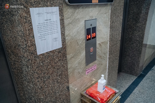 Hà Nội: Bọc nylon nút bấm, yêu cầu cư dân không nói chuyện hay nghe điện thoại trong thang máy để phòng dịch virus Corona - Ảnh 6.