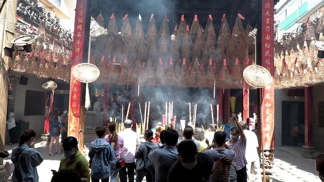 Khách đi chùa ngày Rằm tháng Giêng ở TP Hồ Chí Minh được khuyến cáo đeo khẩu trang, xịt khuẩn - Ảnh 7.